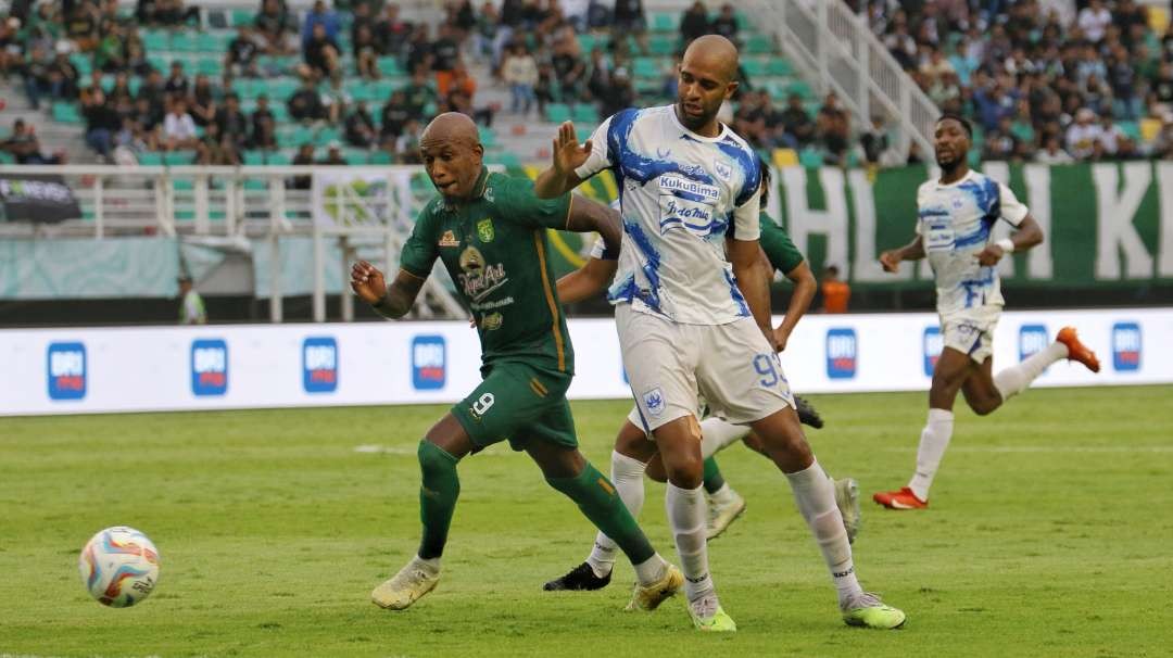 Pemain Persebaya, Paulo Henrique (kiri) saat melewati hadangan Pemain PSIS, Lucas Gama, di Stadion Gelora Bung Tomo, Surabaya, Selasa 30 Januari 2024. (Foto: Fariz Yarbo/Ngopibareng.id)