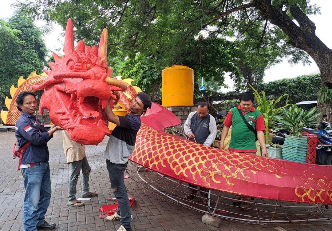 Ornamen naga sepanjang 20 meter yang akan dipasang di Balai Kofa Surabaya untuk sambut Imlek. (Foto: Pita Sari/Ngopibareng.id)