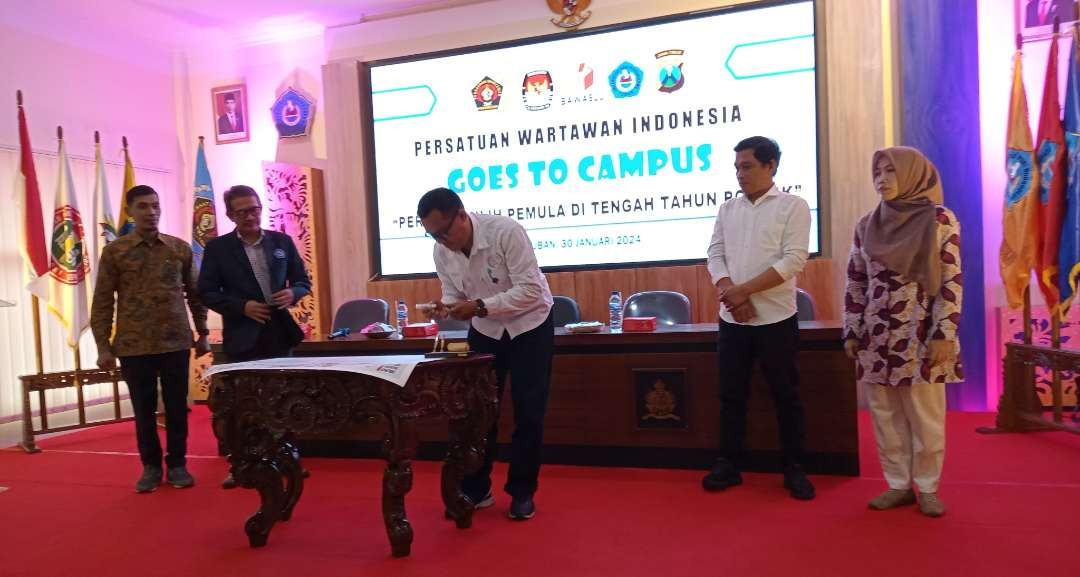 Deklarasi pemilu damai dan tolak golput ditandai dengan penandatanganan bersama (Foto: Khoirul Huda/Ngopibareng.id)