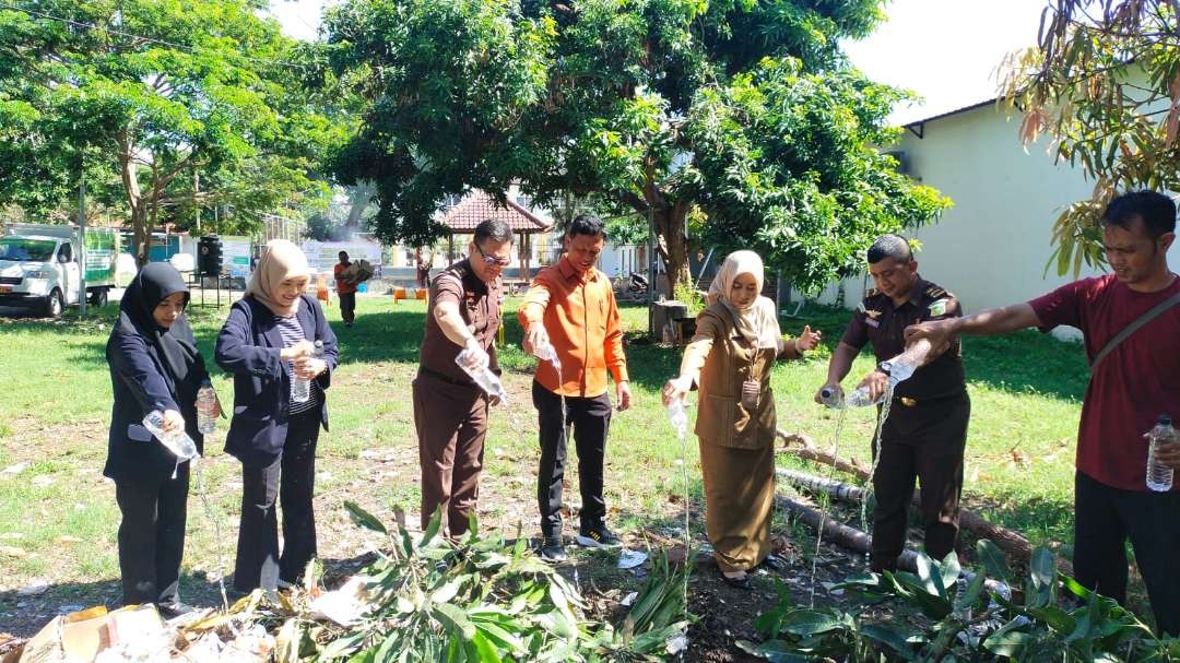 Pemusnahan barang bukti dilakukan di halaman Kantor Kejari Banyuwangi (foto: istimewa)