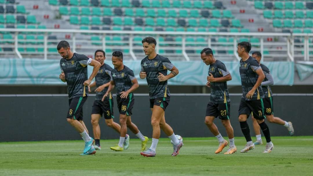 Pemain Persebaya saat menjalani latihan. (Foto: Persebaya)