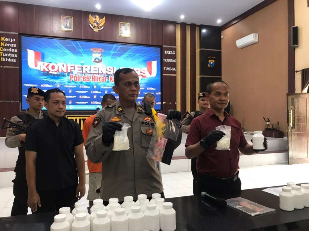 Kasatnarkoba Polres Kota Blitar AKB Wardi Waluyo di Mapolres Blitar Selasa 30 Januari 2024. (Foto: choirul anam/ngopibareng.id