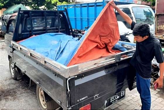 Mobil pikap angkut 15 sak pupuk urea bersubsidi seberat 7,5 kuintal dari Pulau Madura diselundupkan di Situbondo diamankan di Mapolres Situbondo.(Foto: Humas Polres Situbondo)