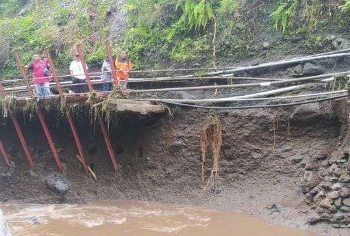 Sekitar 90 persen jalan setapak menuju Air Terjun Madakaripura ambrol akibat tergerus banjir bandang. (Foto: Dokumentasi Ngopibareng.id)