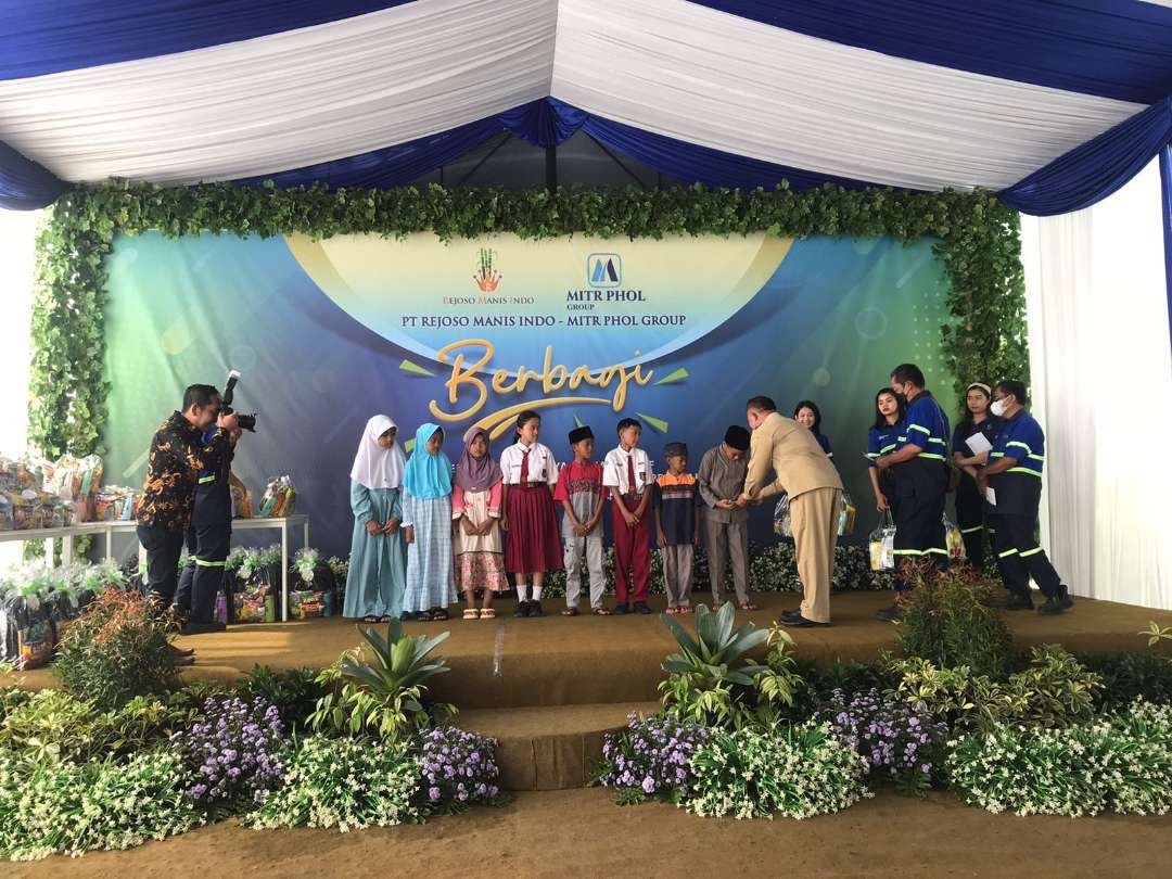 Kegiatan santunan anak yatim dan kurang mampu dari PT RMI Blitar, Selasa 30 Januari 2024. (Foto: Choirul Anam/Ngopibareng.id)