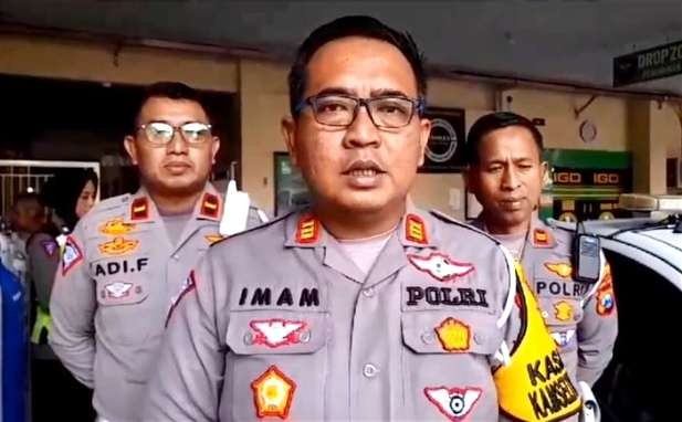 Kasatlantas Polres Bondowoso AKP Zainul Imam Syafi'i menjelaskan kecelakaan dua truk bertabrakan di Jalan Raya Wringin Bondowoso. (Foto:Guido/Ngopibareng.id)