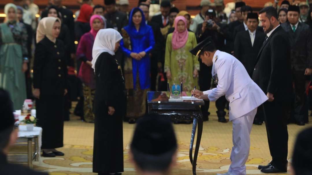 Gubernur Jatim, Khofifah Indar Parawansa (kiri) saat melantik Nurkholis sebagai Pj Walikota Probolinggo di Gedung Negara Grahadi, Surabaya, Selasa 30 Januari 2024 malam. (Foto: Fariz Yarbo/Ngopibareng.id)