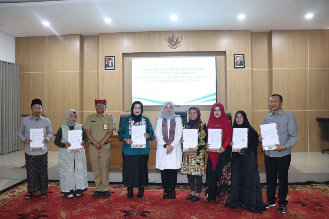 Bupati Banyuwangi Ipuk Fiestiandani bersama PT Jaho Mulya Senjaya dan Perhimpunan Penyelenggara Ibadah Umrah (PPIU) wilayah Sekarkijang menunjukkan MoU (Foto: Humas Pemkab Banyuwangi)