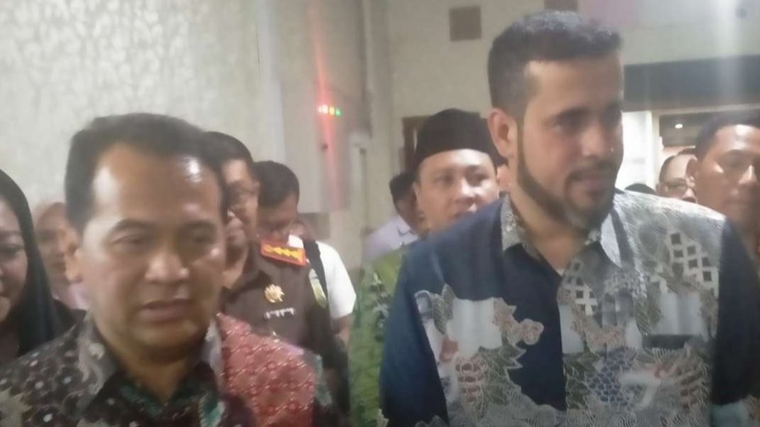 Mantan Walikota Probolinggo, Habib Hadi Zainal Abidin (kanan) bersama Pj Walikota Probolinggo, Nurkholis. (Foto: Ikhsan Mahmudi/Ngopibareng.id)