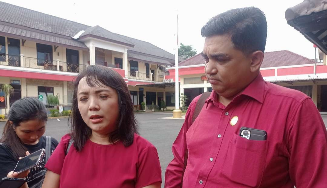 Esther Lyndiawati didampingi kuasa hukumnya, Muhammad menanyakan perkembangan laporannya (Foto: Rusdi/Ngopibareng.id)