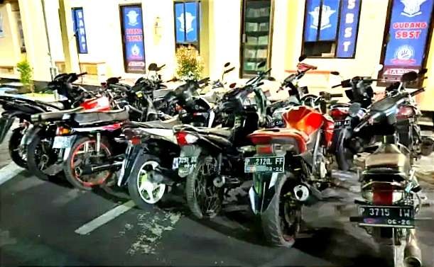 Tiga puluhan motor knalpot brong diamanksn di kantor Satlantas Polres Bondowoso dari penertiban selama Januari 2024.(Foto:Satlantas Polres Bondowoso) )