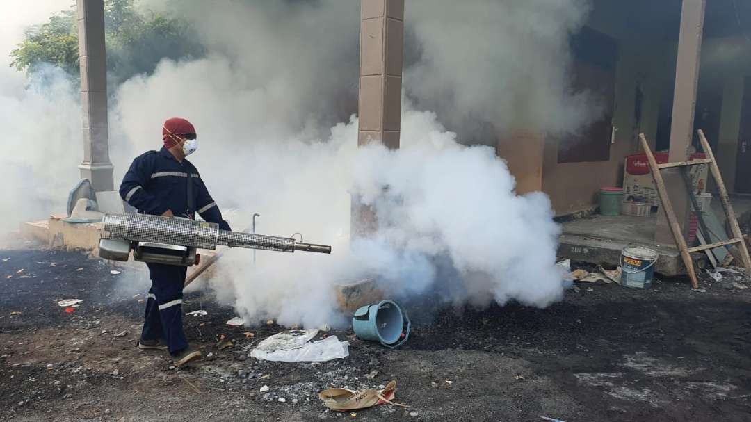 Petugas dari Dinkes Kabupaten Probolinggo  melakukan fogging untuk membasmi nyamuk penyebab DBD. (Foto: Ikhsan Mahmudi/Ngopibareng.id)