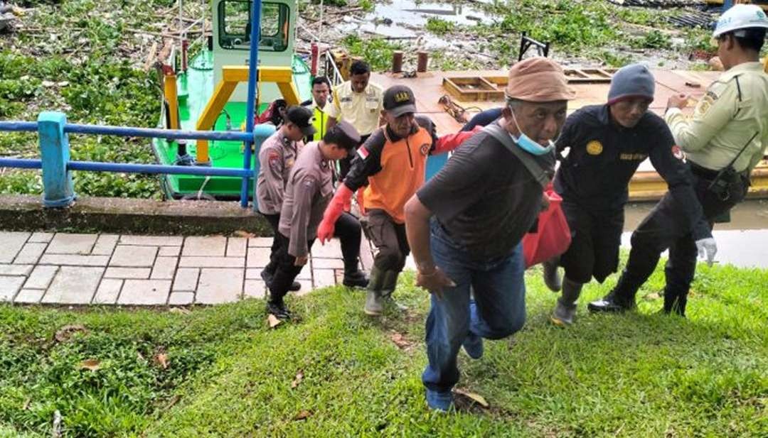 Aparat kepolisian bersama Tim SAR dan BPBD Kabupaten Malang mengevakuasi mayat MI, bocah laki-laki asal Kecamatan Pakis, usia 6 tahun tewas di Bendungan Sengguruh, Kecamatan Kepanjen, Rabu, 31 Januari 2024. (Foto: Humas Polres Malang)