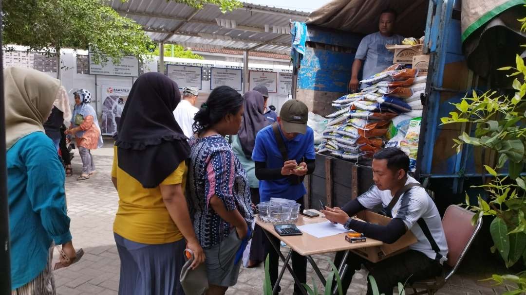 Sejumlah warga antre membeli bahan pokok pada operasi pasar (Foto: Muh Hujaini/Ngopibareng.id)