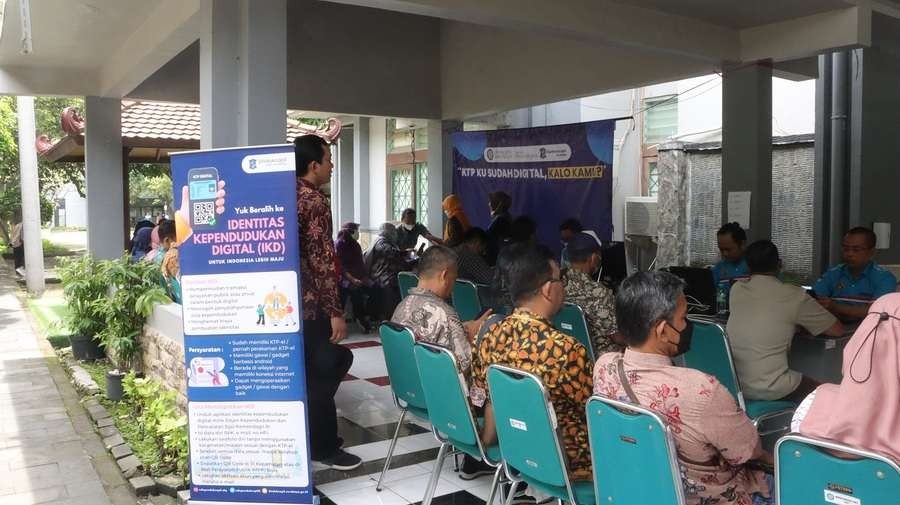 Potret antrean aktivasi IKD yang bakal menggantikan peran dari KTP Konvensional. (Foto: Humas Pemkot Surabaya)