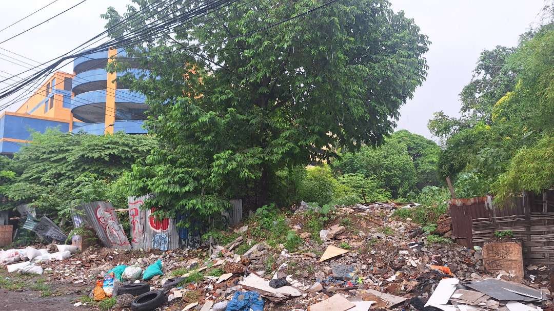 Potret bekas lokasi Taman Remaja Surabaya, yang masih terbengkalai hingga saat ini, dari Jalan Kusuma Bangsa. (Foto: Julianus Palermo/Ngopibareng.id)