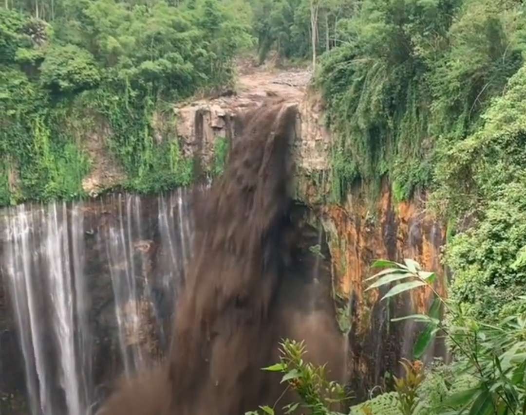 Air Terjun Tumpak Sewu, Lumajang, Jawa Timur, banjir lahar dingin. (Foto: Tangkapan layar X)