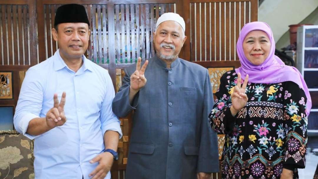 Jurkamnas TKN Prabowo-Gibran, Khofifah Indar Parawansa (kanan) didampingi Ketua TKD Jatim Boedi Prijo Soeprajitno (kiri) bersilaturahmi ke Ponpes Sidogiri. (Foto: Istimewa)