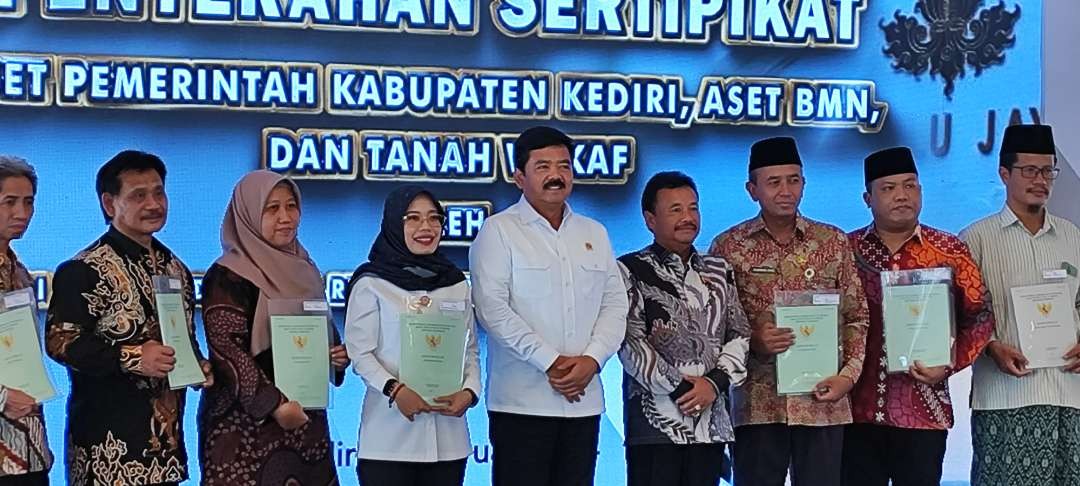 Menteri Agraria Tata Ruang (ATR)/Kepala Badan Pertanahan Nasional (BPN), Hadi Tjahjanto, kunjungi Kediri serahkan ratusan sertifikat tanah. (Foto: Fendi Lesmana/Ngopibareng.id)