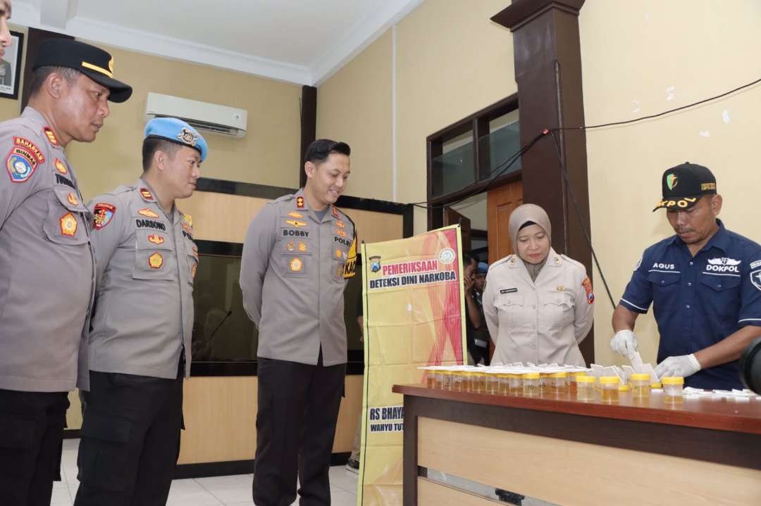 Kapolres Lamongan AKBP Bobby Chondroputra (tiga dari kiri) sedang mengawasi pelaksanaan tes urine anggotanya (Foto:Istimewa)