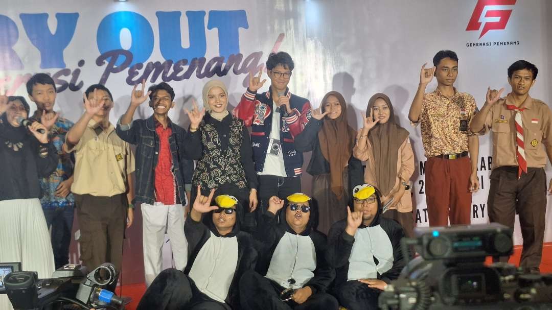 Alam Ganjar, anak tunggal capres Ganjar Pranowo (tengah pakai jaket) pose bersama para siswa-siswi peraih nilai tertinggi Try Out UTBK, yang dilaksanakan di Golden City Mal, Jumat 2 Februari 2024. (Foto: Julianus Palermo/Ngopibareng.id)