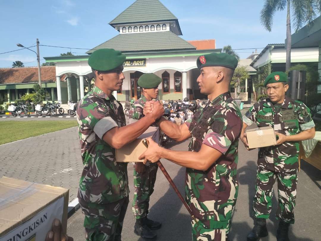 Dandim 0812 Lamongan Letkol Arm Ketut Wira Purbawan memberangkatkan pendistribusian bantuan sembako oleh Babinsa untuk didistribusikan kepada masyarakat kurang mampu. (Foto: Istimewa)