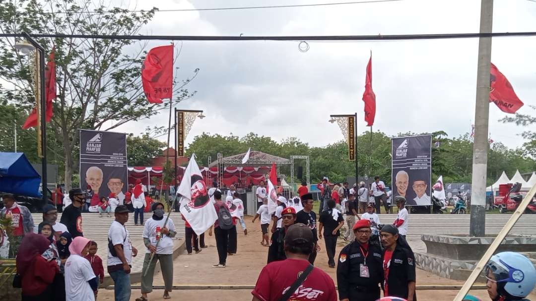 Suasana lokasi hajatan rakyat yang akan dihadiri Capres Ganjar Pranowo (Foto: Khoirul Huda/Ngopibareng.id)