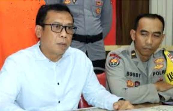 Kasatreskrim Polres Bondowoso AKP Joko Santoso didampingi Kasi Humas Polres Ipda Bobi Dwi. (Foto: Guido/Ngopibareng.id)