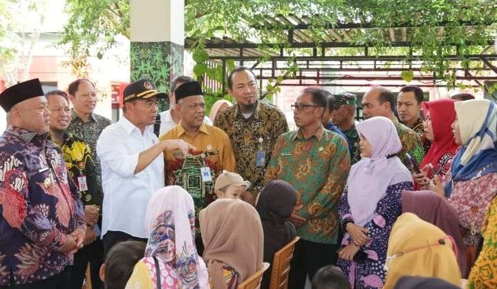 Menteri Koordinator Bidang Pembangunan Manusia dan Kebudayaan Muhadjir Effendy mengatakan, bantuan beras El Nino untuk daerah yang jauh dari perkotaan bisa diberikan setiap tiga bulan sekaligus. (Foto: Dok. Menko PMK)