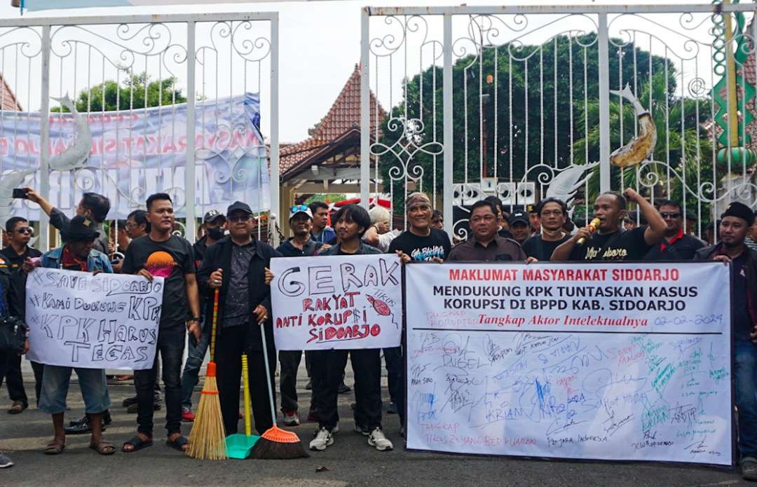 Warga orasi di depan Pendopo Delta Wibawa Kabupaten Sidoarjo, Jawa Timur, Jumat 2 Februari 2024. (Foto: Aini Arifin/Ngopibareng.id)