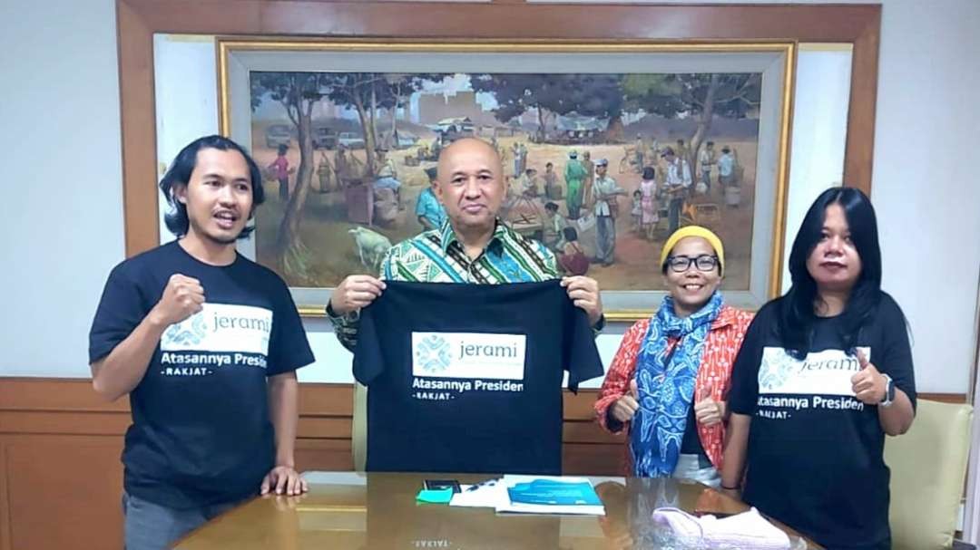 Bersama Menteri Koperasi UKM Teten Masduki (Dewan Penasihat), Dewi Hutabarat (Koordinator Umum), Ika Rostianti (Koordinator Harian), dan Romi Abrori (Sekretaris Umum). (Foto:hakim for ngopibareng).