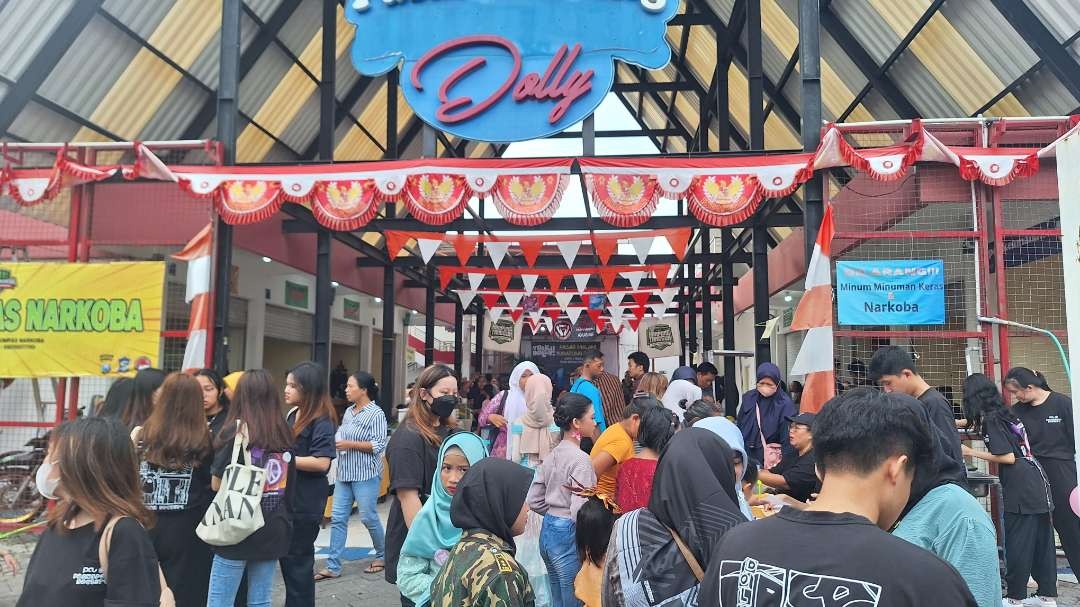 Suasana kegiatan gebyar Pasar Malam yang menandakan puncak COP RW 12 Petra Christian University, di bekas Pasar Burung Dolly, Sawahan, Sabtu 3 Februari 2024. (Foto: Julianus Palermo/Ngopibareng.id)