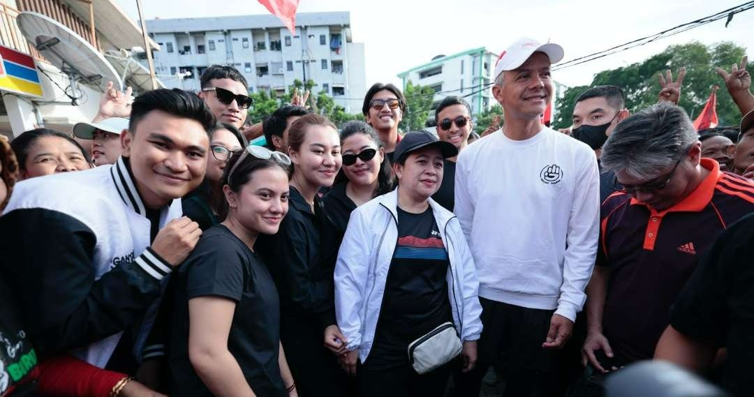 Jelang debat pamungkas calon Presiden RI Ganjar Pranowo menyapa pendukungnya sambil jalan sehat di kawasan Pluit, Penjaringan, Jakarta Utara. (Foto: Tim Media Ganjar)