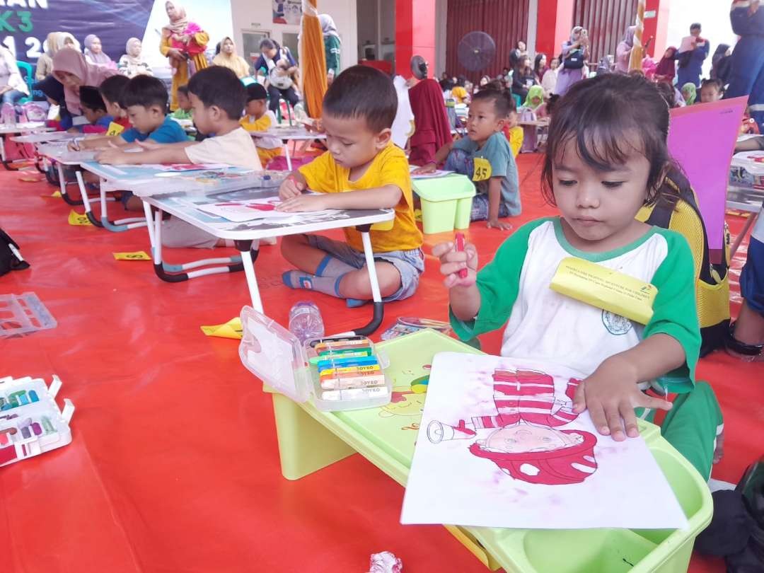 Lomba mewarnai dalam rangka peringatan bulan K3 nasional di area perkantoran Pertamina EP Field Cepu. (Foto: Ahmad Sampurno/ ngopibareng.id)