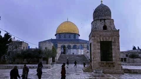 Masjid Al-Aqsha menjadi tujuan Muslim Palestina melaksanakan Shalat Jumat, tapi dihadang Israel. (Foto:al Jazeera)