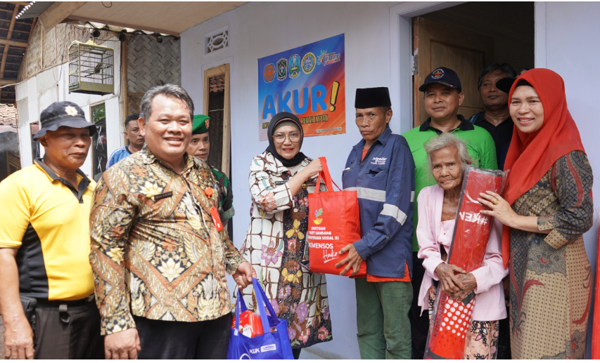 Pj. Bupati Lumajang, Indah Wahyuni (Yuyun) mengunjungi warganya, satu keluarga tuna wisma. (foto: Kominfo Lumajang)