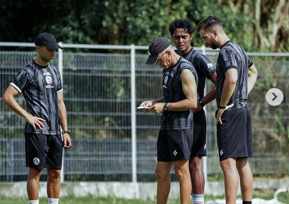 Arema FC menyiapkan diri menjelang pertandingan melawan PSIS Semarang, di tengah musim hujan di Bali. (Foto: Instagram @Aremaofficial)