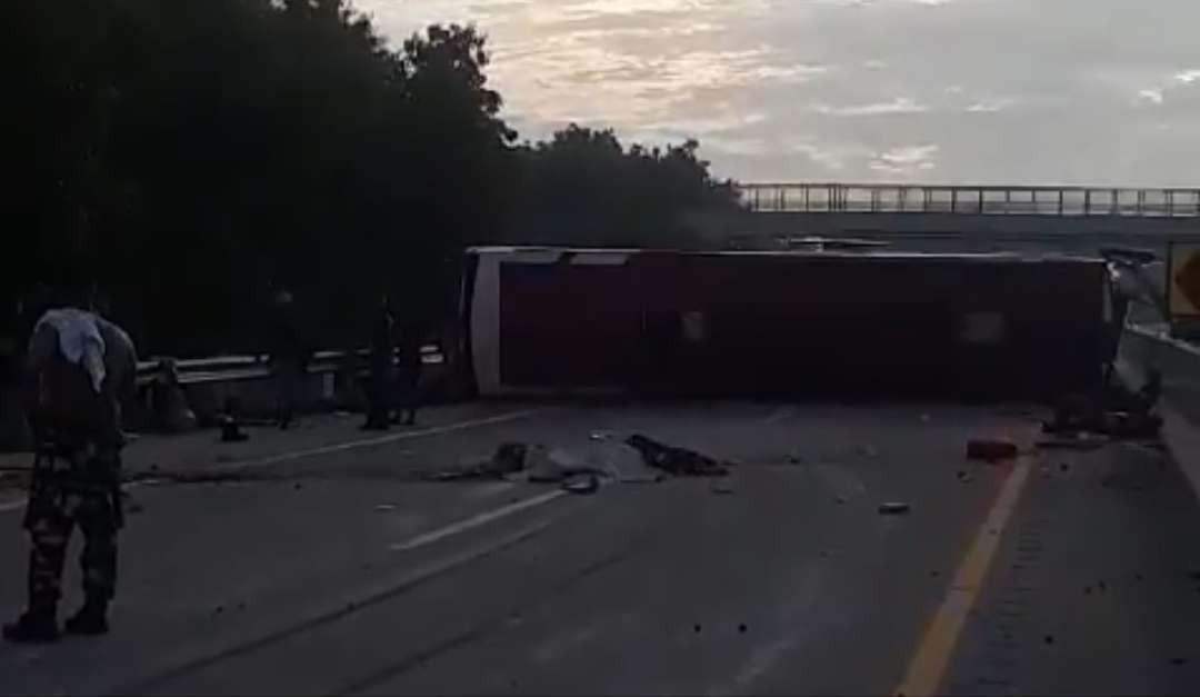 Badan bus yang terguling, angkut rombongan Satgas Hanura sempat menutup ruas jalan Tol Ngawi, Minggu 4 Februari 2024. (Foto: X)