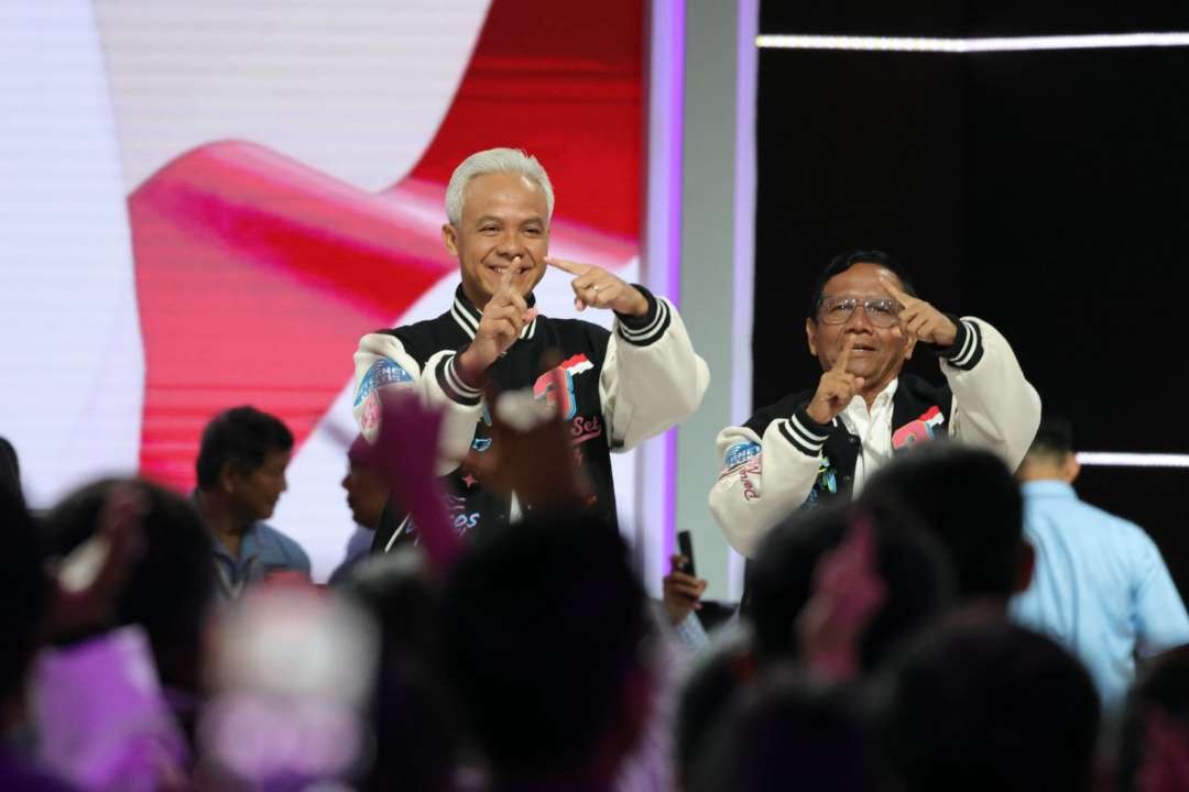 Pasangan Ganjar Pranowo-Mahfud MD tampil beda dalam debat capres yang diselenggarakan Komisi Pemilihan Umum (KPU) RI. tampil stylish dengan balutan jaket varsity dan sepatu kets casual produk lokal pada Minggu 4 Februari 2024. (Foto: istimewa)