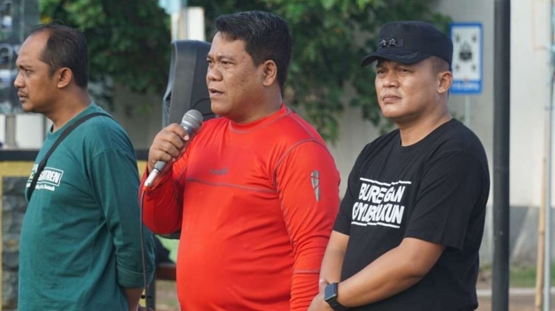 Lurah Burengan, Adi Sutrisno ajak komponen penyelenggara Pemilu senam bersama, tingkatkan soliditas jelang gawe coblosan, Rabu 14 Febuari 2024. (Foto: Fendi Lesmana/Ngopibareng.id)