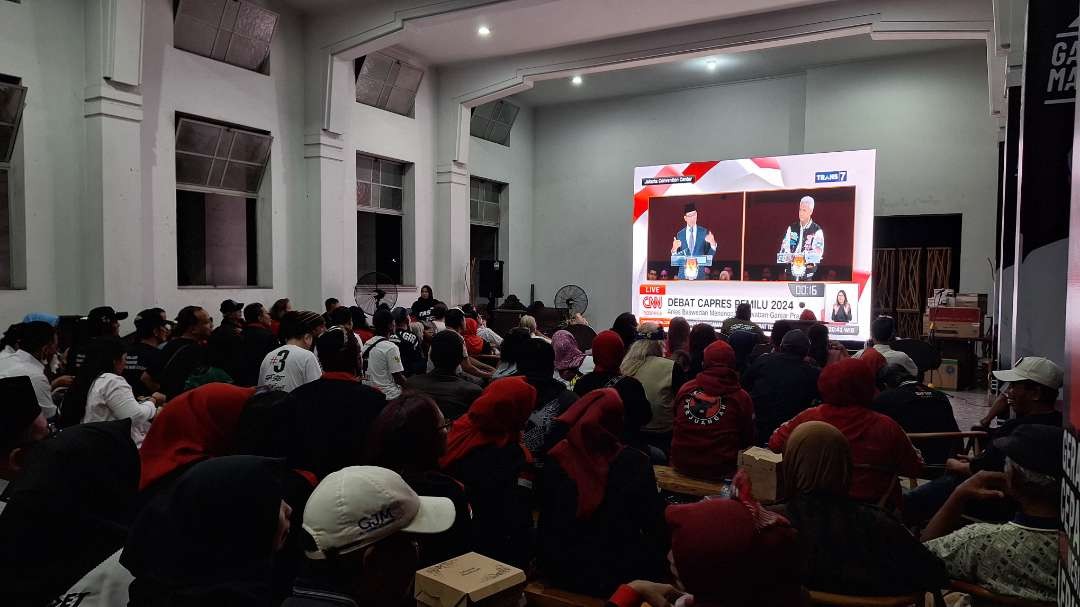 Potret suasana nonton bareng relawan TPD Ganjar-Mahfud Jatim, di Gedung Internatio, Krembangan, Minggu 4 Februari 2024. (Foto: Julianus Palermo/Ngopibareng.id)