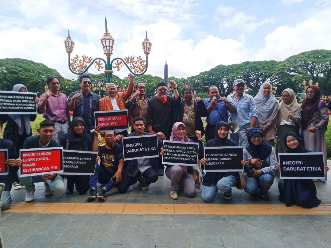 Akademisi dan masyarakat sipil se-Malang Raya, organisasi masyarakat hingga ibu rumah tangga menyampaikan enam poin "Seruan Luhur" di Alun-alun Tugu Kota Malang, Senin, 5 Februari 2024. (Foto: Moh Badar Risqullah/Ngopibareng.id)