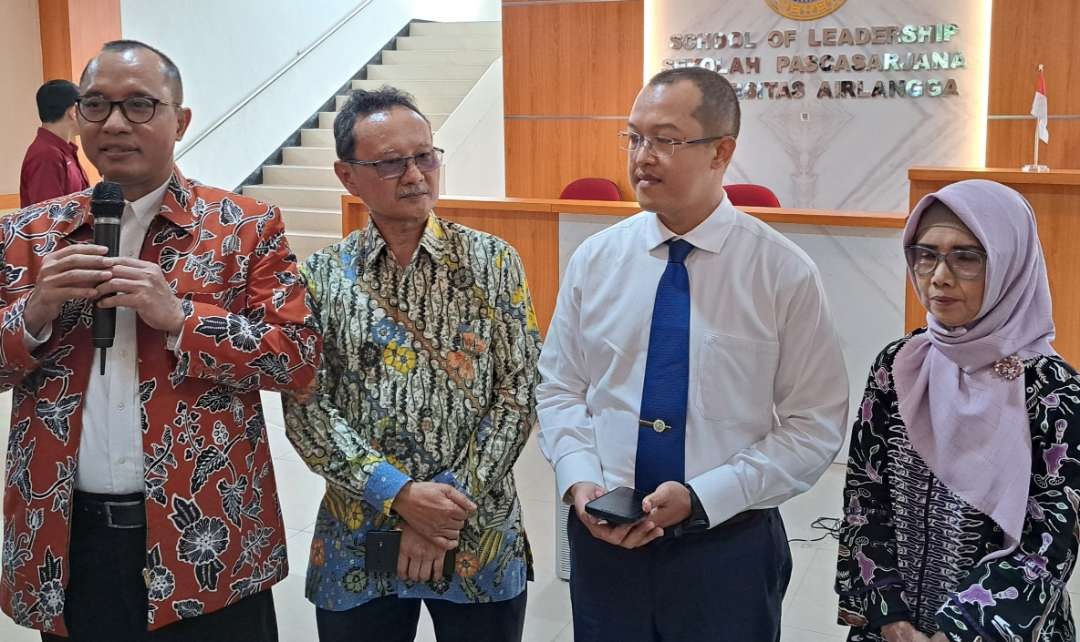 Direktur Pascasarjana Universitas Airlangga (Unair), Prof Badri Munir Sukoco saat menggelar pernyataan sikap terkait seruan aksi Unair. (Foto: Pita Sari/Ngopibareng.id)