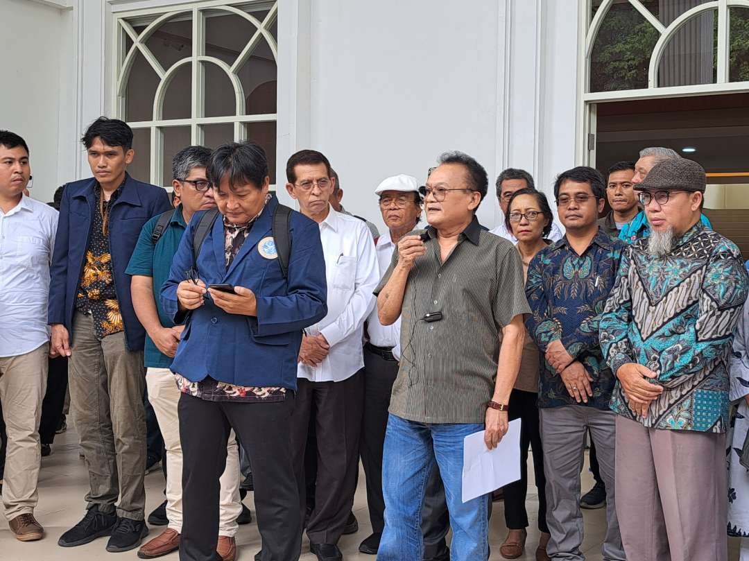 Alumni Unair dan kolega sejawatnya saat menggelar pernyataan sikap dan kritik terhadap pemerintahan Presiden Jokowi. (Foto: Pita Sari/Ngopibareng.id)