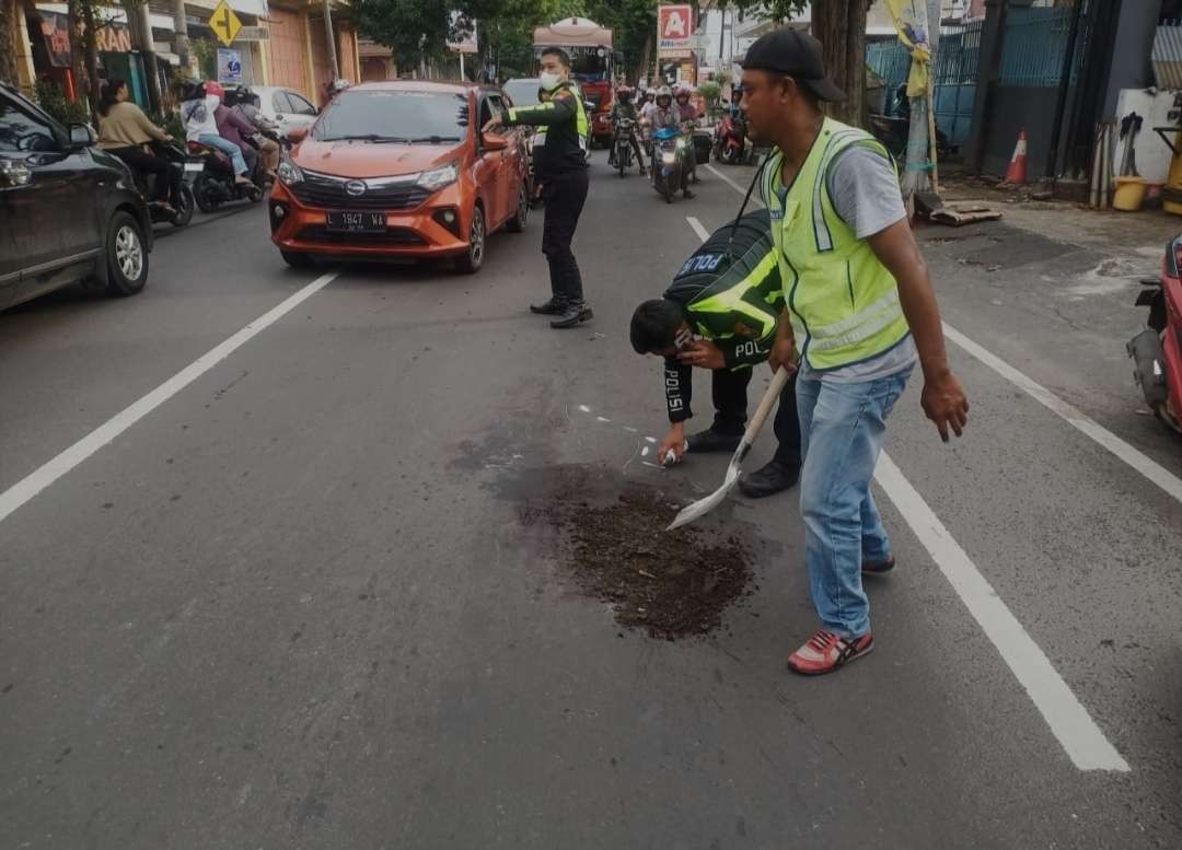 Polisi olah TKP di lokasi kecelakaan yang menewaskan bocah 9 tahun. (Foto: Istimewa)