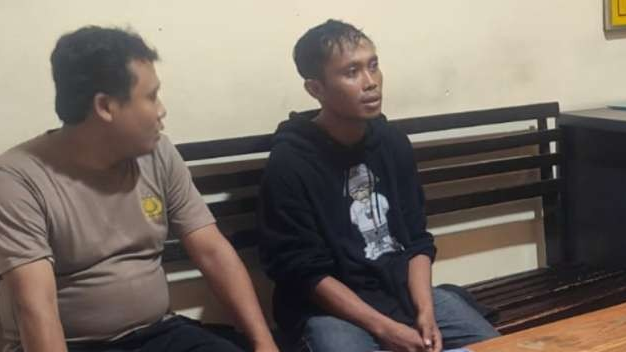 Tersangka kasus pencabulan yang berkedok penyembuhan dengan tersangka S (kaus hitam) ditangkap atas laporan perzinaan dan menyebar pornografi. (Foto: Istimewa)