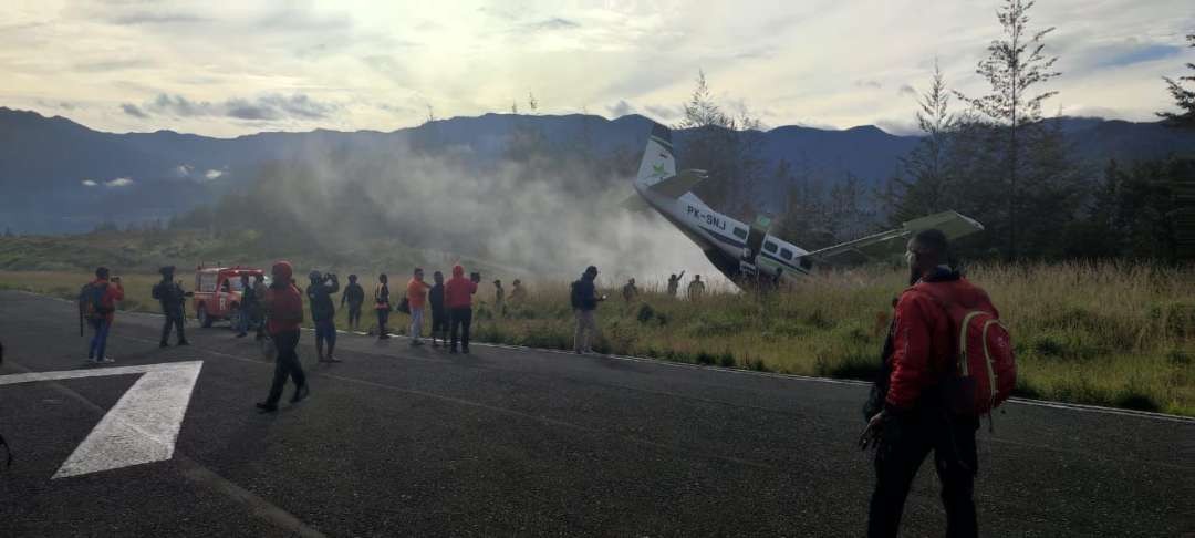 Pesawat Smart Air PK-SNJ alami kecelakaan saat mendarat di Bandara Aminggaru, Distrik Ilaga, Kabupaten Puncak, Papua Tengah, Senin 5 Februari 2024.(Foto: polda papua)