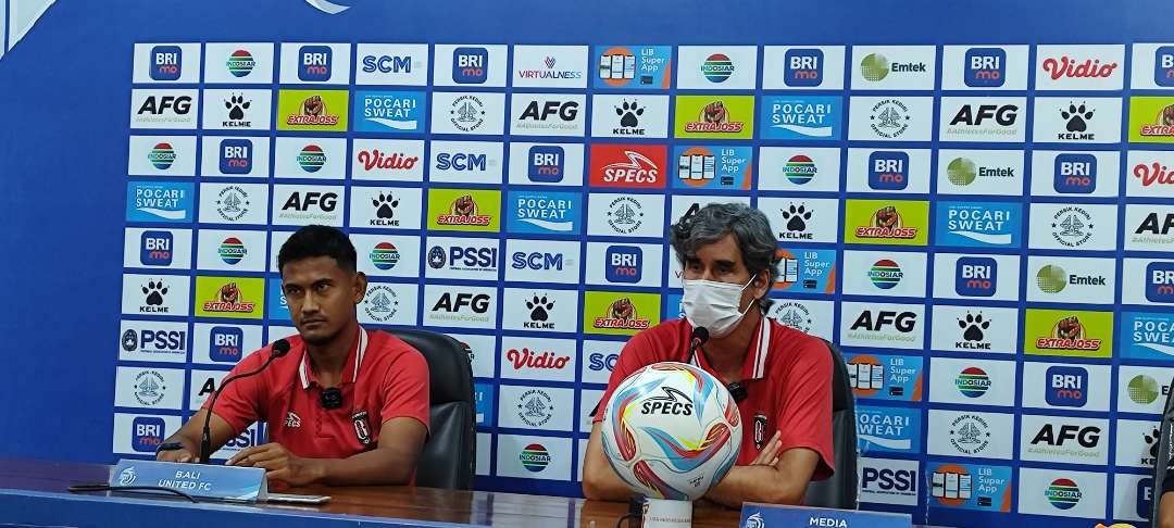 Respek kekuatan Persik, Teco Mmnta pemain BU kerja keras kalahkan tim lawan  (Foto: Fendi Lesmana/ngopibareng.id)