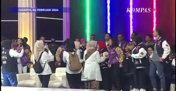 Istri dari capres-cawapres nomor urut 1 dan nomor urut 2, saling bersalaman dan foto bersama usai debat capres kelima yang diselenggarakan KPU di JCC Senayan, pada Minggu 4 Februari 2024, malam. (Foto: tangkapan layar)