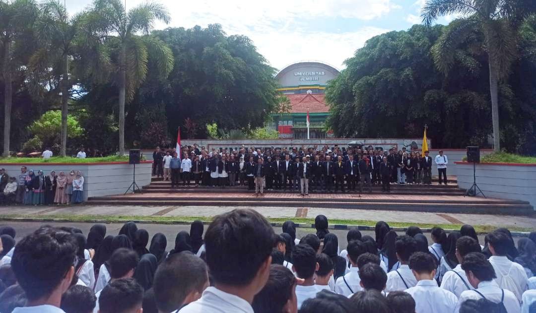 Ratusan civitas akademika Universitas Jember (Unej) membacakan lima tuntutan atas keprihatinan terhadap nasib konstitusi dan demokrasi Indonesia. (Foto: Rusdi/Ngopibareng.id)